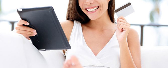 Queria tanto - como importar, mulher alegre e sorridente pois está comprando online dos estados unidos através do queriatanto.com sem precisar de cartão de crédito internacional