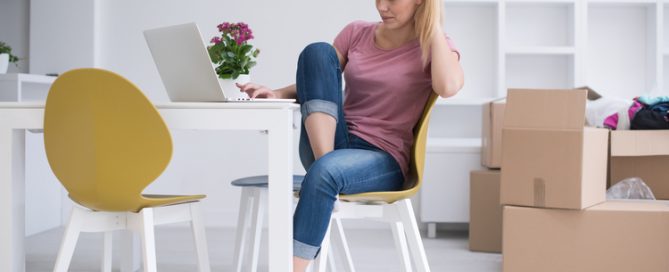 Vantagens e desvantages da revenda direta e da revenda online